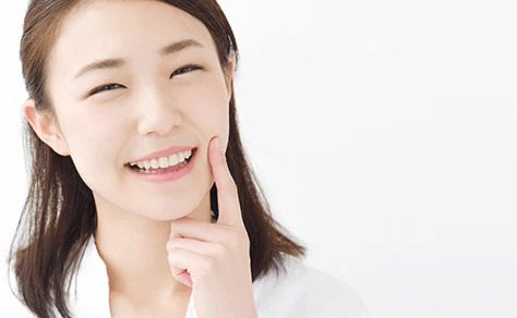 女性の笑顔の写真